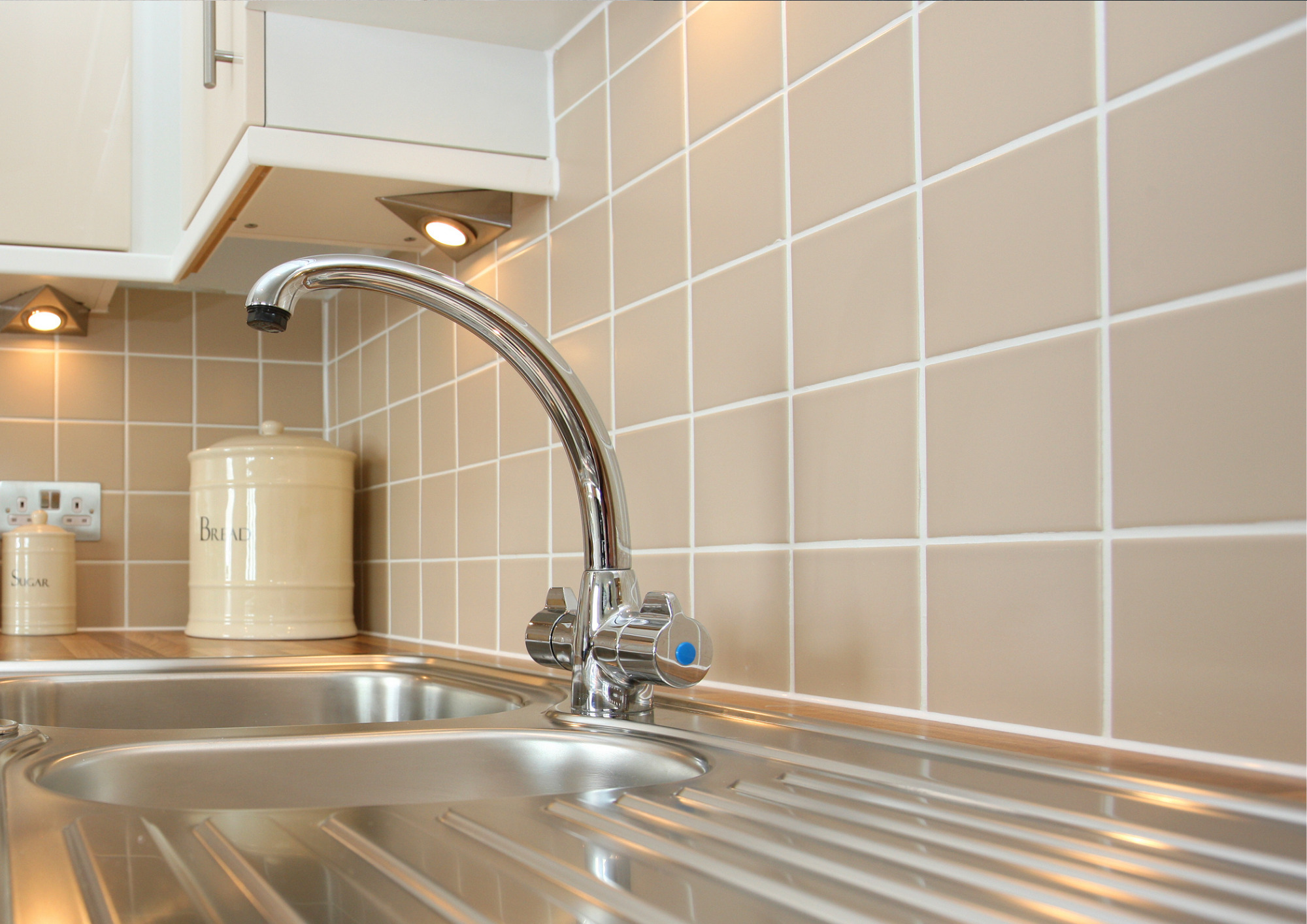 Lựa chọn keo chà ron kháng được chất tẩy rửa cho đường ron nhà bếp bền đẹp