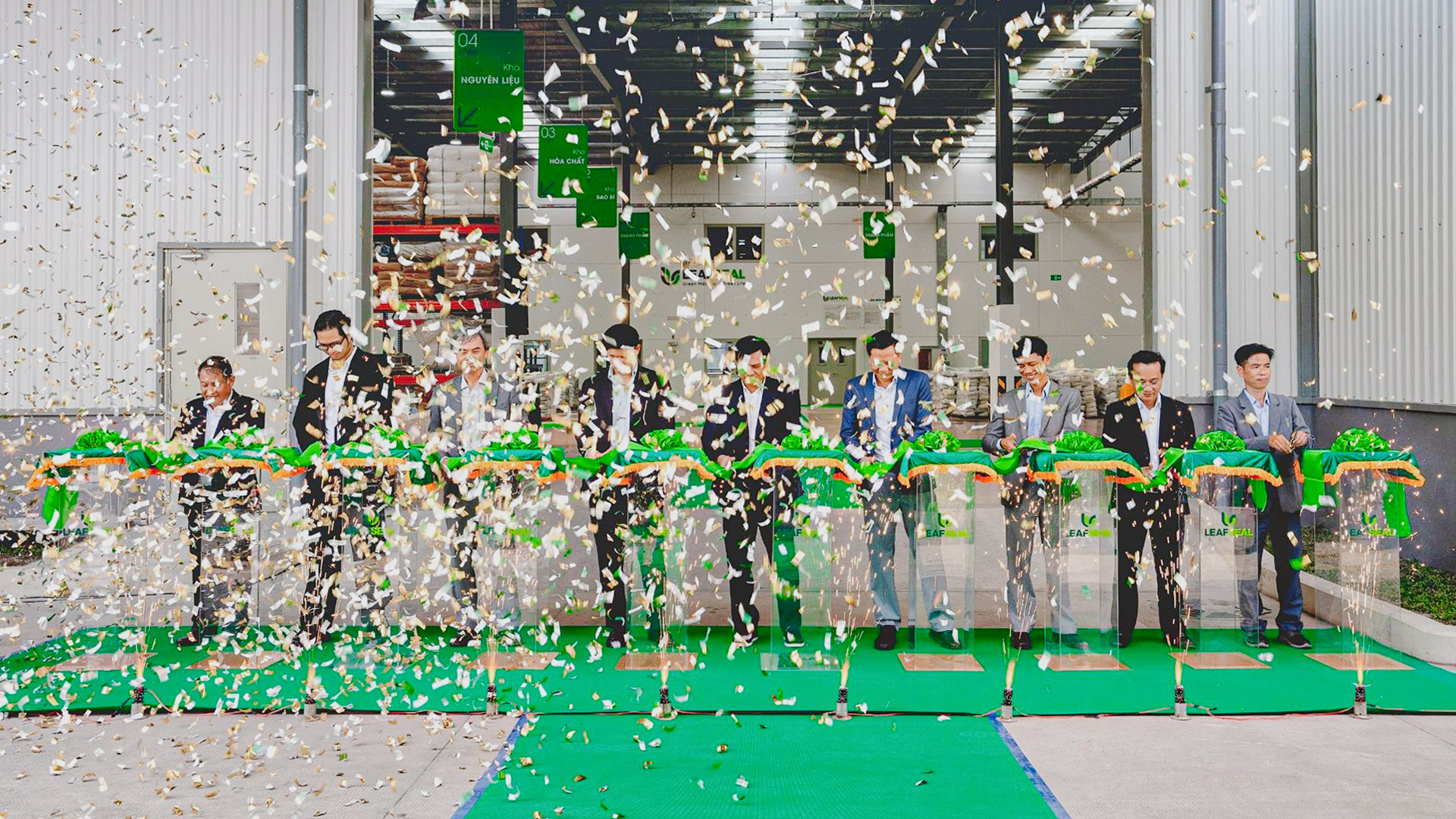 Khoảnh khắc cắt băng khánh thành nhà máy sản xuất hoá chất chống thấm LeafSeal