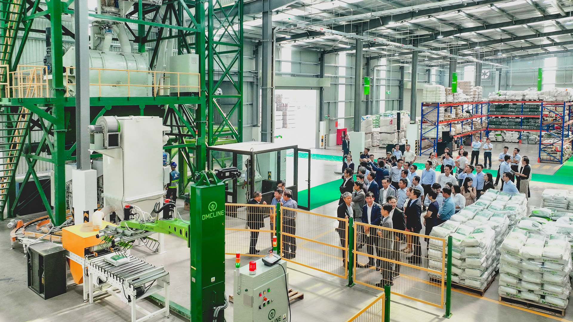 Khách tham quan dây chuyền sản xuất tại Nhà máy LeafSeal